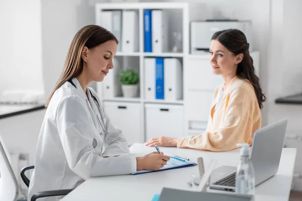 Medicine Healthcare People Concept Female Doctor Clipboard Talking Woman Patient — Zdjęcie stockowe