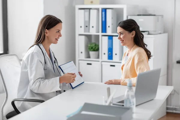 Medicine Healthcare People Concept Smiling Female Doctor Cardiologist Clipboard Showing — Stockfoto