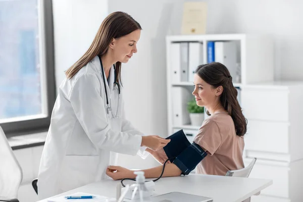 Medicina Saúde Conceito Pessoas Médico Feminino Com Tonômetro Medir Pressão — Fotografia de Stock