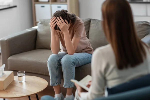 精神健康和人的概念 在心理治疗课上有压力的年轻女性病人和心理学家 — 图库照片