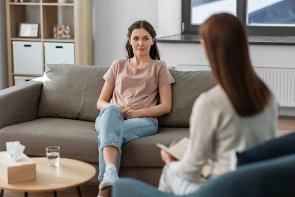 心理健康和人的概念 年轻女性患者和心理治疗课程中的女性心理学家 — 图库照片