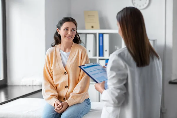 Medizin Gesundheitswesen Und Menschen Konzept Ärztin Mit Klemmbrett Gespräch Mit Stockbild