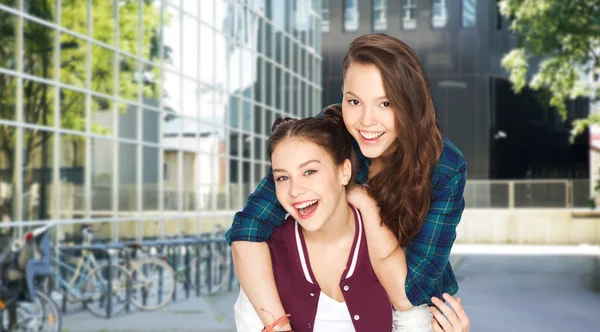 People Friendship Concept Happy Smiling Pretty Teenage Girls Having Fun — Stockfoto