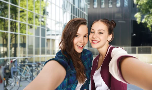 People Friendship Concept Happy Smiling Pretty Teenage Girls Taking Selfie — Stockfoto