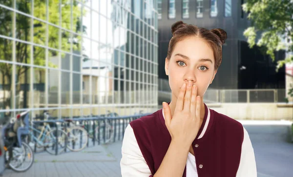 People Emotions Education Concept Confused Teenage Girl Covering Her Mouth — Stockfoto