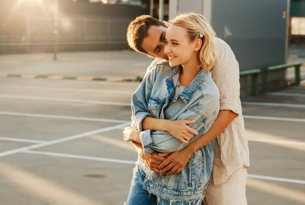 Férias Verão Amor Conceito Pessoas Feliz Jovem Casal Abraçando Estacionamento — Fotografia de Stock