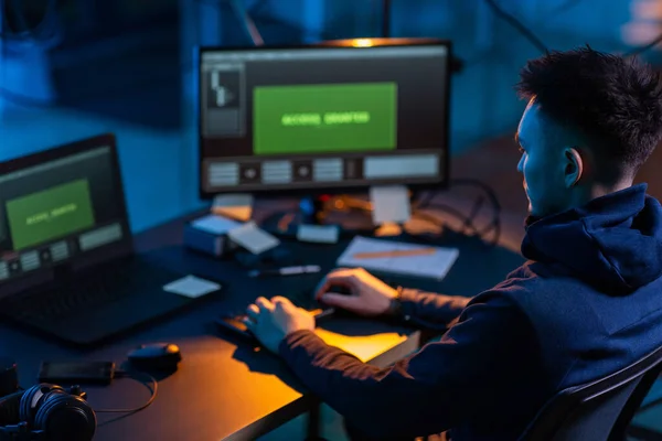 网络犯罪 黑客和技术概念 黑室中的男性黑客编写代码或使用计算机病毒程序进行网络攻击 — 图库照片
