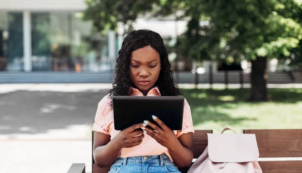 テクノロジーとライフスタイルと人々の概念 アフリカ系アメリカ人女性でタブレットPcを持っています — ストック写真