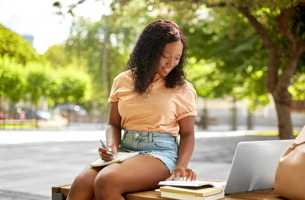 Tecnologia Educação Conceito Pessoas Menina Estudante Afro Americana Sorridente Feliz — Fotografia de Stock