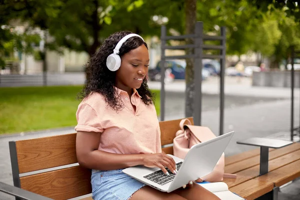 Teknoloji Eğitim Insan Konsepti Mutlu Gülümseyen Afro Amerikan Öğrenci Kız — Stok fotoğraf
