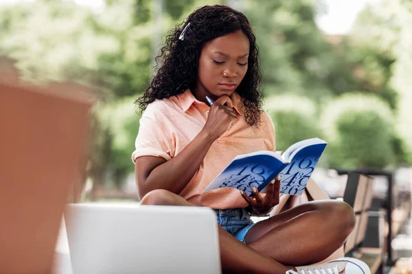 Teknik Utbildning Och Människor Koncept Afrikansk Amerikansk Student Flicka Läsa — Stockfoto
