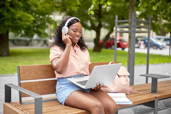 Tecnologia Educação Conceito Pessoas Feliz Sorrindo Menina Estudante Afro Americana Fotos De Bancos De Imagens