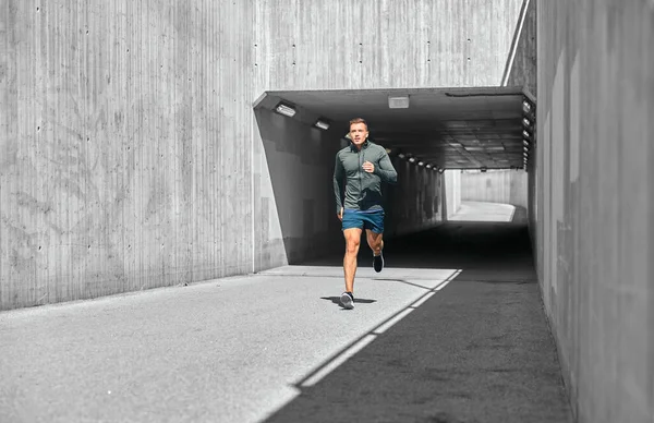 运动和健康的生活方式概念 年轻人从隧道里跑出来 — 图库照片