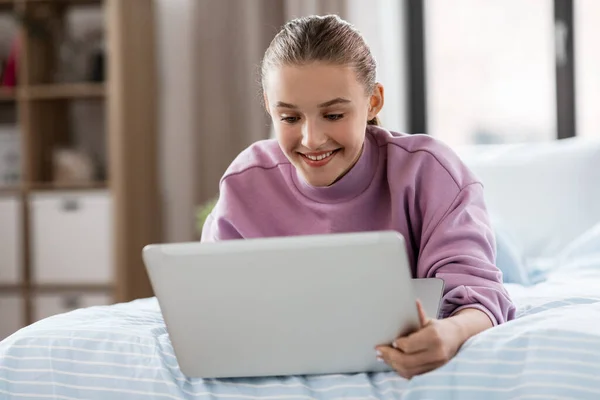 아이들 그리고 인터넷 컴퓨터가 미소짓는 여학생 — 스톡 사진