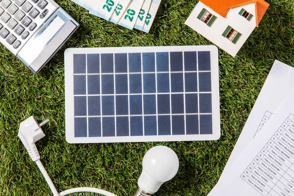 Energy Saving Power Sustainability Concept Close Solar Battery Model Lightbulb — Foto Stock