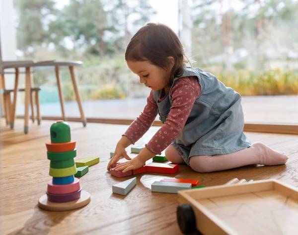子供時代 巨大と人々の概念 小さな赤ちゃんの女の子と遊ぶおもちゃのブロックで家 — ストック写真