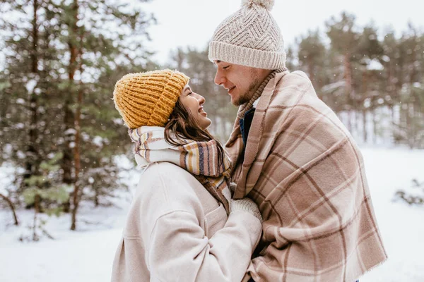 Mensen Liefde Vrije Tijd Concept Gelukkig Glimlachend Paar Kijken Naar — Stockfoto