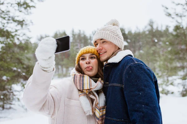 Season Technology Leisure Concept Happy Couple Smartphone Taking Selfie Winter — Stockfoto