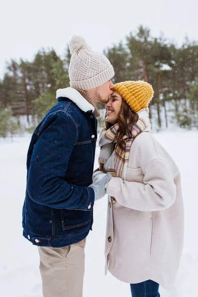 Mensen Liefde Vrije Tijd Concept Gelukkige Man Zoenen Vrouw Voorhoofd — Stockfoto