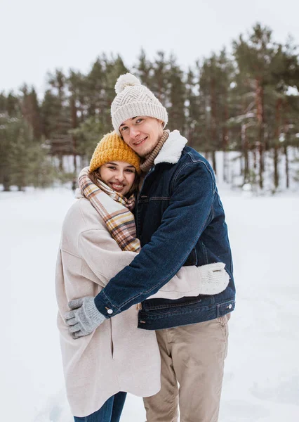 Mensen Liefde Vrije Tijd Concept Gelukkig Glimlachend Paar Knuffelen Winterpark — Stockfoto