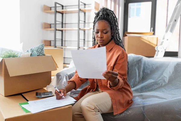 Verhuizen Financiën Vastgoed Concept Vrouw Met Rekeningen Rekenmachine Nieuw Huis — Stockfoto