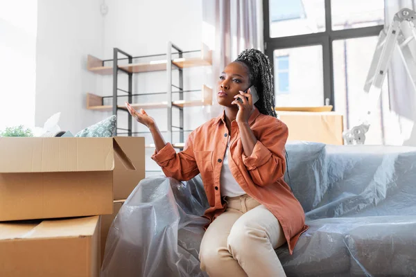 Verhuizen Mensen Vastgoed Concept Boze Vrouw Met Dozen Bellen Smartphone — Stockfoto