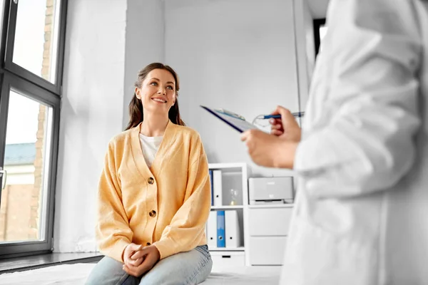 医疗保健和人的概念 在医院与微笑的女病人交谈的女医生 — 图库照片