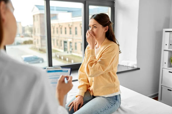 Medicine Healthcare People Concept Female Doctor Clipboard Talking Scared Coughing — Fotografia de Stock