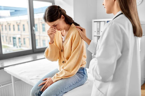 Medicine Healthcare People Concept Female Doctor Comforting Sad Woman Patient — Zdjęcie stockowe