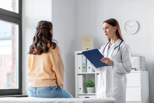 Medicine Healthcare People Concept Female Doctor Clipboard Talking Woman Patient — Zdjęcie stockowe