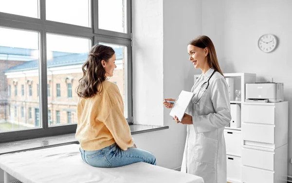 Medicine Healthcare People Concept Smiling Female Doctor Cardiologist Clipboard Showing — Stockfoto