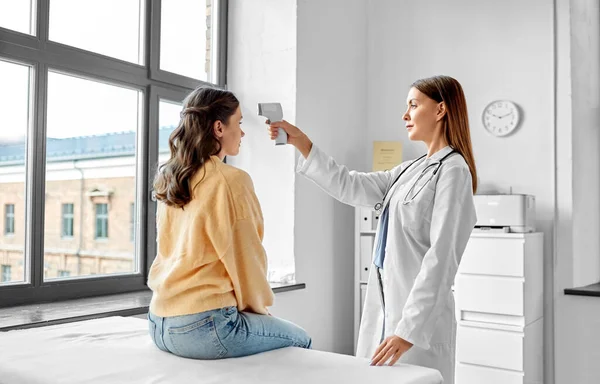 Medizin Gesundheitswesen Und Personenkonzept Ärztin Mit Infrarot Stirnthermometer Zur Temperaturmessung — Stockfoto