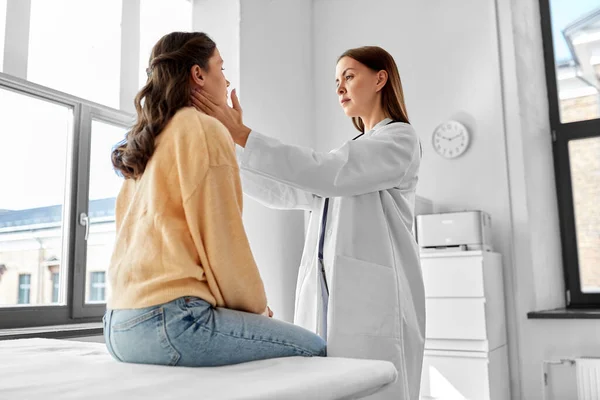 Medicine Healthcare People Concept Female Doctor Checking Lymph Nodes Woman — Stock Photo, Image