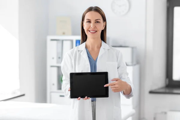 Tıp Sağlık Meslek Konsepti Hastanedeki Boş Ekranla Tablet Bilgisayar Gösteren — Stok fotoğraf