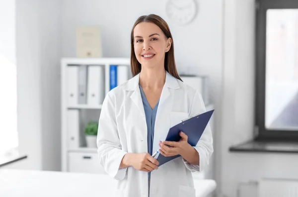 Medicine Healthcare Profession Concept Smiling Female Doctor Clipboard Hospital — Stok fotoğraf