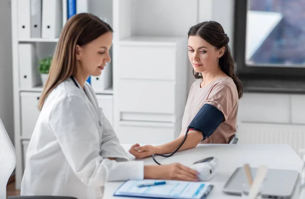 Medicina Assistenza Sanitaria Concetto Persone Medico Donna Con Tonometro Che — Foto Stock