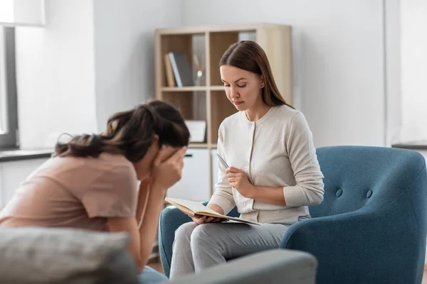 Psychologie Geestelijke Gezondheid Mensen Concept Psycholoog Met Notebook Praten Met — Stockfoto