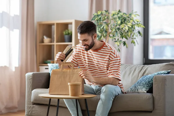 Consumo Comer Conceito Pessoas Homem Sorridente Desembalar Comida Takeaway Saco — Fotografia de Stock