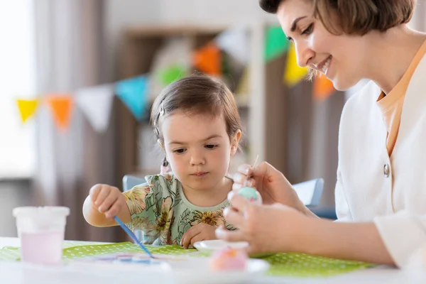 Férias Conceito Família Pessoas Mãe Feliz Filhinha Colorir Ovos Páscoa — Fotografia de Stock