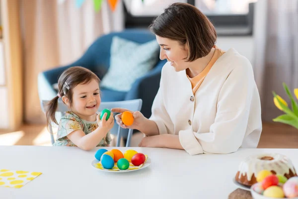 Vacances Concept Famille Personnes Heureuse Petite Fille Mère Tapping Oeufs — Photo