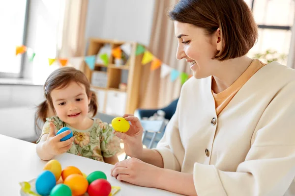 Férias Conceito Família Pessoas Pequena Filha Bebê Feliz Mãe Batendo — Fotografia de Stock