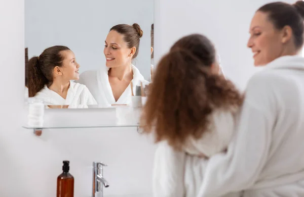 Belleza Higiene Concepto Mañana Gente Feliz Sonriente Madre Hija Mirando —  Fotos de Stock