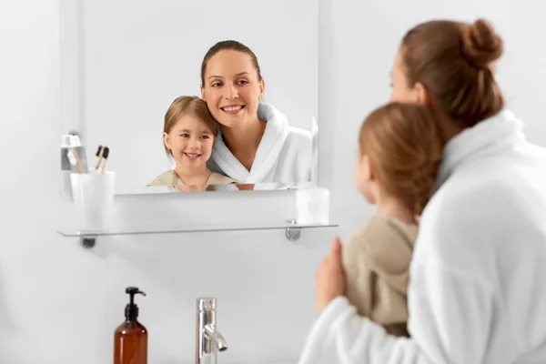 Beauty Hygiene Morning People Concept Happy Smiling Mother Daughter Looking — Fotografia de Stock