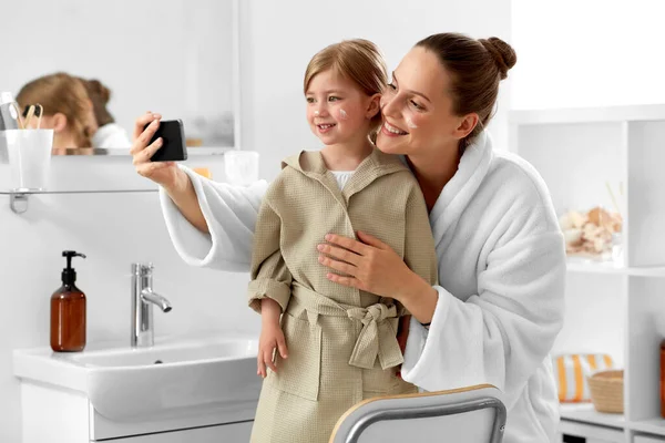 Concepto Belleza Familia Personas Feliz Sonriente Madre Hija Con Crema —  Fotos de Stock