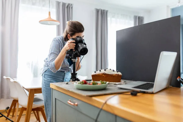 Blogging Profesión Concepto Personas Fotógrafa Comida Sonriente Feliz Con Cámara —  Fotos de Stock