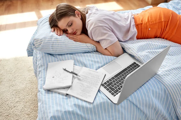 Szkoła Edukacja Koncepcja Lenistwa Zmęczona Nastolatka Laptopem Notebookami Śpiąca Domu — Zdjęcie stockowe
