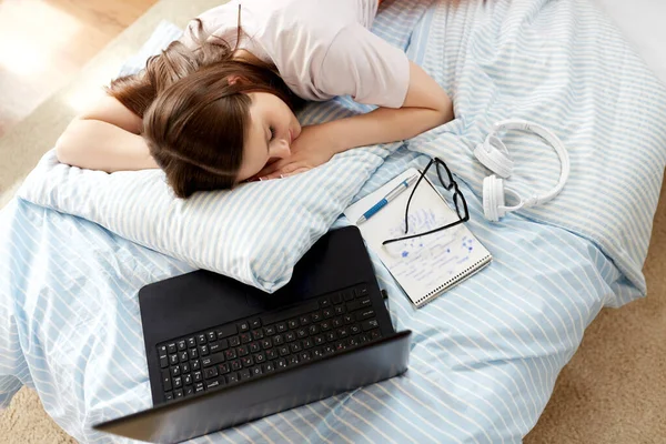 Okul Eğitim Tembellik Kavramı Dizüstü Bilgisayarı Defterleriyle Evde Uyuyan Yorgun — Stok fotoğraf