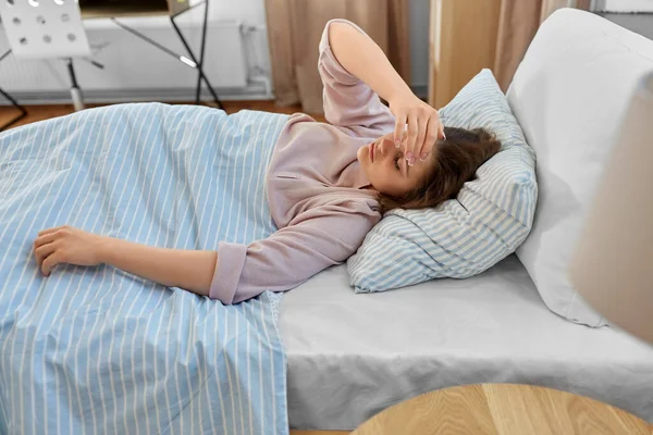 Mensen Bedtijd Rust Concept Slaperig Tienermeisje Liggend Bed Thuis Ochtend — Stockfoto