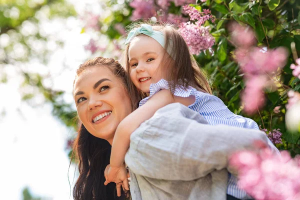 母性和人的概念 快乐的母亲 带着小女儿在夏季公园或花园玩得开心 — 图库照片