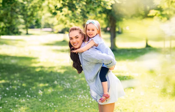 Család Anyaság Emberek Koncepció Boldog Anya Kislányával Szórakozás Nyári Parkban — Stock Fotó